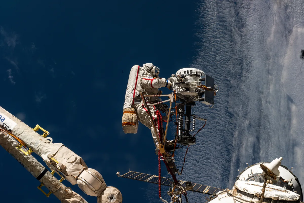 NASA เตรียมถ่ายทอดสดภารกิจเดินอวกาศของนักบิน Roscosmos บนสถานีอวกาศนานาชาติในวันที่ 27 พฤษภาคมนี้ โดยนักบินอวกาศจะทำการติดตั้งอุปกรณ์ทดลองรังสีดวงอาทิตย์และตรวจสอบปัญหาเสาอากาศของยานขนส่งเสบียง ติดตามรายละเอียดเวลาและช่องทางการรับชมได้ที่นี่