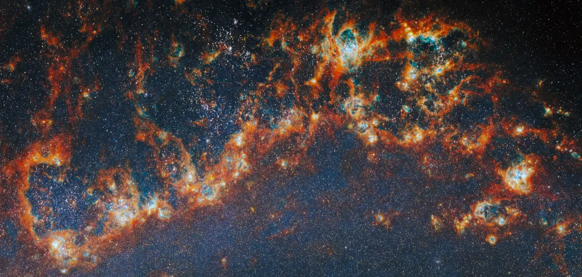 รายงานล่าสุดจาก NASA เผยภาพถ่ายอินฟราเรดของกาแล็กซี Messier 51 จากกล้องเจมส์ เวบบ์ ช่วยให้นักดาราศาสตร์ศึกษากระจุกดาวกว่า 9,000 แห่ง พบหลักฐานสำคัญว่ากระจุกดาวมวลมากจะสลัดตัวออกจากกลุ่มเมฆก๊าซต้นกำเนิดได้รวดเร็ว ซึ่งเป็นกุญแจสำคัญในการทำความเข้าใจวิวัฒนาการของกาแล็กซีและการก่อตัวของดาวเคราะห์