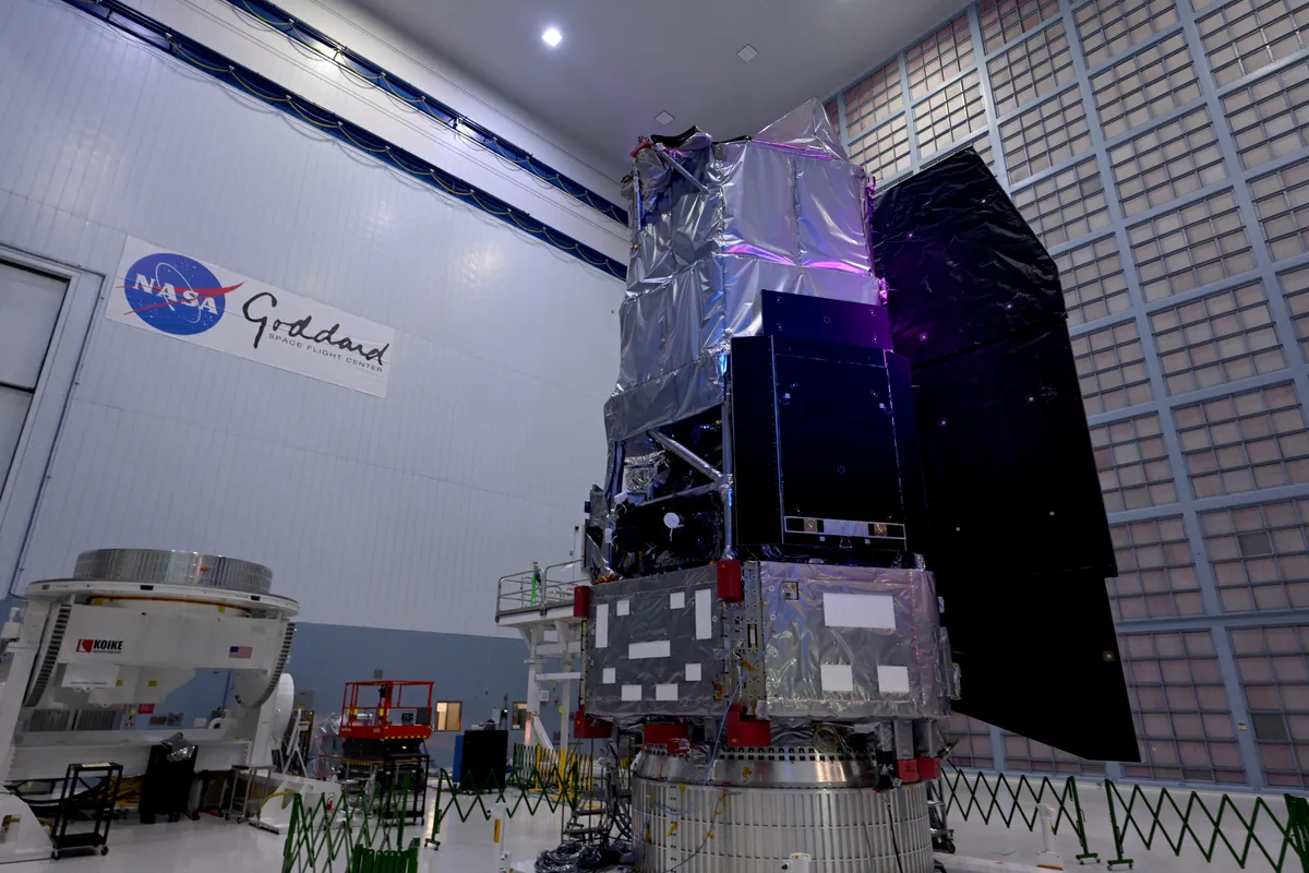 NASA เตรียมต้อนรับการมาถึงของกล้องโทรทรรศน์อวกาศ Nancy Grace Roman ณ ศูนย์อวกาศเคนเนดี เพื่อเตรียมความพร้อมขั้นสุดท้ายก่อนการปล่อยตัวในช่วงต้นเดือนกันยายน โดยกล้องตัวนี้จะเน้นการสำรวจพลังงานมืดและค้นหาดาวเคราะห์นอกระบบด้วยมุมมองที่กว้างและลึกกว่าที่เคยมีมา