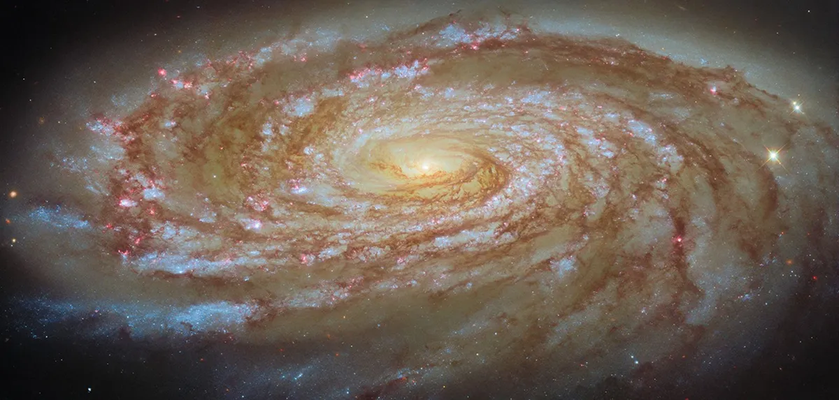จากการเปิดเผยล่าสุดโดย NASA กล้องโทรทรรศน์อวกาศฮับเบิลได้บันทึกภาพกาแล็กซีกังหัน Messier 88 ที่กำลังเดินทางผ่านอวกาศอันไกลโพ้น โดยกาแล็กซีนี้มีหลุมดำมวลยิ่งยวดขนาดใหญ่กว่าดวงอาทิตย์ถึง 100 ล้านเท่าที่ใจกลาง และกำลังมุ่งหน้าสู่จุดศูนย์กลางของกระจุกกาแล็กซีหญิงสาว