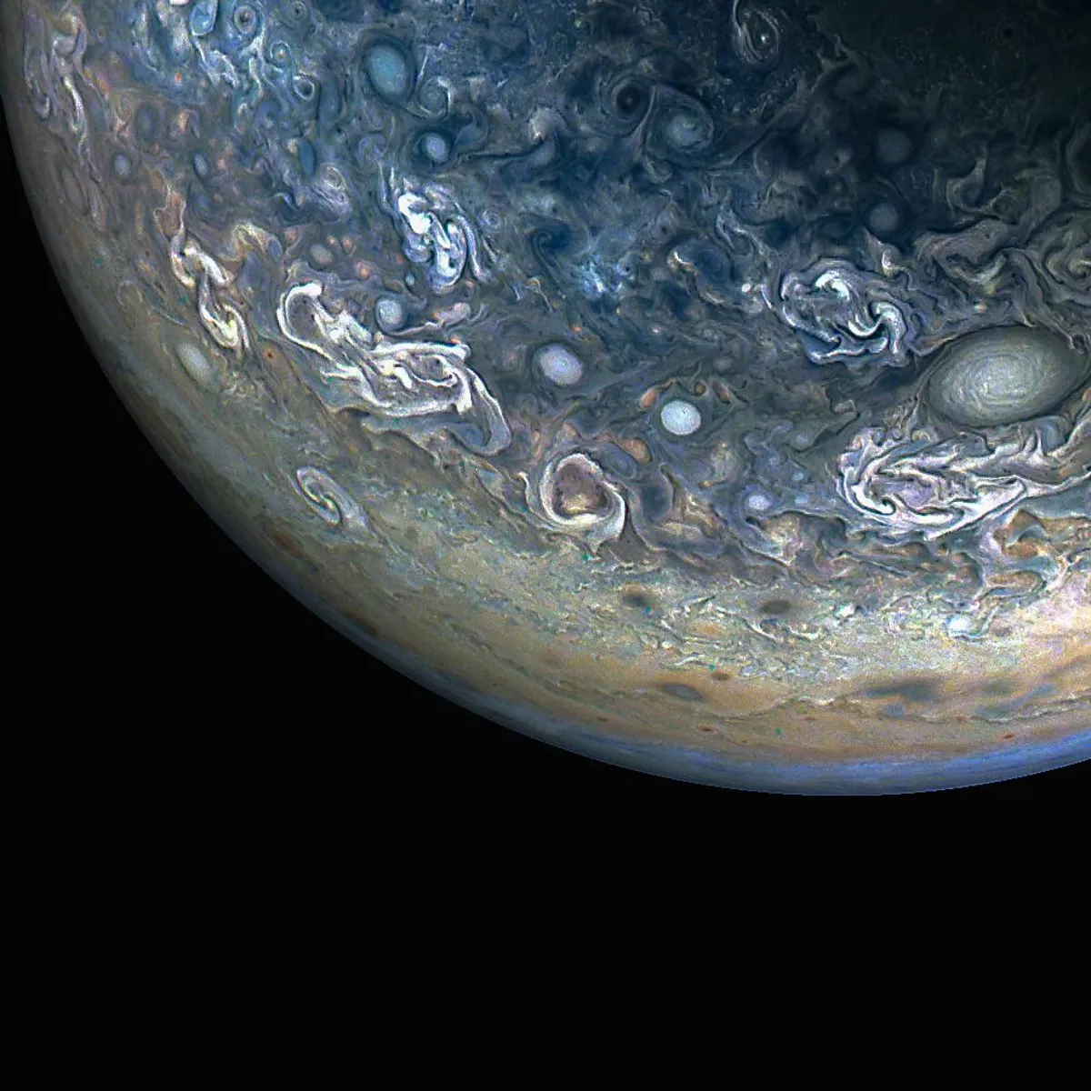 องค์การ NASA เปิดเผยภาพถ่ายล่าสุดจากยาน Juno เผยให้เห็นความงามที่น่าทึ่งของซีกโลกเหนือบนดาวพฤหัสบดี ซึ่งเต็มไปด้วยพายุหมุนและกลุ่มเมฆที่ปั่นป่วน โดยเป็นผลงานการประมวลผลข้อมูลของอาสาสมัครวิทยาศาสตร์พลเมืองที่ทำให้เราเห็นรายละเอียดความโกลาหลของชั้นบรรยากาศดาวเคราะห์ยักษ์ได้ชัดเจนยิ่งขึ้น