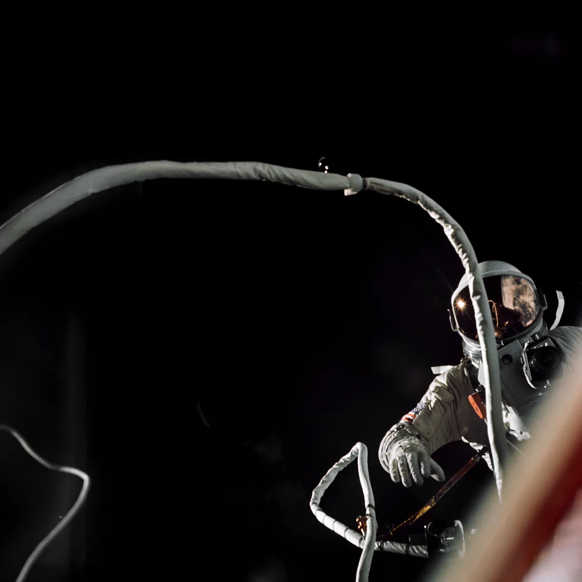 ย้อนรอยภารกิจ Gemini IX-A กับการเดินอวกาศครั้งที่ 2 ของสหรัฐฯ โดย Gene Cernan ที่เกือบกลายเป็นโศกนาฏกรรมจากปัญหาชุดอวกาศที่แข็งตัวและฝ้าที่บังทัศนวิสัย ประสบการณ์ครั้งนี้กลายเป็นบทเรียนสำคัญที่ช่วยให้ NASA พัฒนาชุดและกระบวนการฝึกซ้อมจนส่งมนุษย์ไปเหยียบดวงจันทร์ได้สำเร็จ