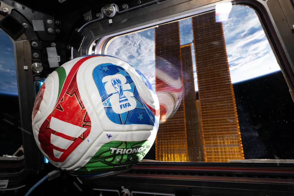 NASA เตรียมสร้างปรากฏการณ์ในฟุตบอลโลก 2026 ด้วยการเปิดตัวนักบินอวกาศโครงการ Artemis II พร้อมโชว์นิทรรศการวิทยาศาสตร์อวกาศที่พิสูจน์ว่างานวิจัยบนสถานีอวกาศนานาชาติช่วยพัฒนาเทคโนโลยีลูกฟุตบอลและการกีฬาบนโลกได้อย่างไร ค้นพบความลับของอากาศพลศาสตร์ที่ส่งตรงจากวงโคจรสู่สนามหญ้า