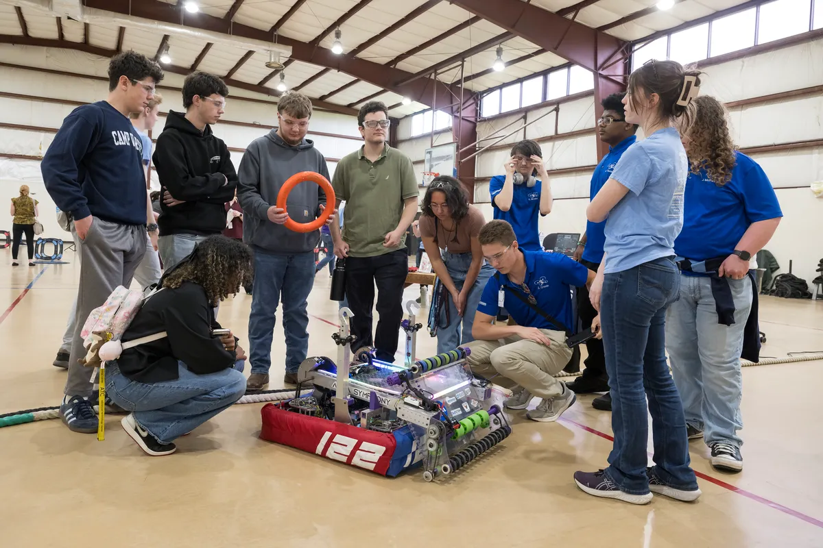 NASA เปิดศูนย์วิจัย Langley ต้อนรับนักเรียนนักศึกษาในงาน Career Technical Education Day เพื่อถ่ายทอดความสำคัญของสายอาชีพเทคนิค ตั้งแต่การผลิตชิ้นส่วนไปจนถึงการทดสอบในอุโมงค์ลม ซึ่งเป็นฟันเฟืองสำคัญที่ขับเคลื่อนภารกิจสำรวจอวกาศและนวัตกรรมการบินระดับโลก