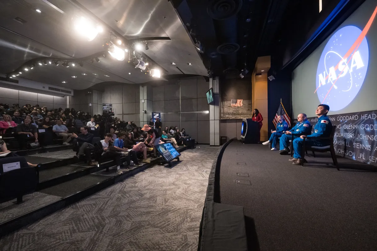 NASA เชิญชวนสาธารณชนร่วมฟังการบรรยาย Frontiers Forum Speaker Series ณ กรุงวอชิงตัน พบกับเหล่ามันสมองขององค์การอวกาศที่จะมาถ่ายทอดเรื่องราวการค้นหาสิ่งมีชีวิตนอกโลก ฐานที่มั่นบนดวงจันทร์ และผลกระทบของ AI ต่อเทคโนโลยีอวกาศ ระหว่างวันที่ 18 ถึง 30 มิถุนายน 2026