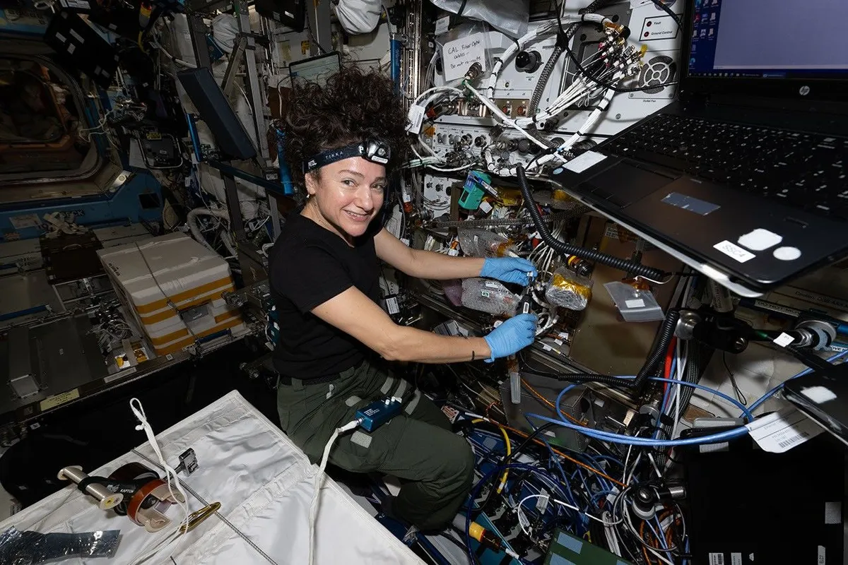 รายงานล่าสุดจาก NASA เผยภาพนักบินอวกาศ Jessica Meir ขณะตรวจสอบเส้นใยแก้วนำแสงเพื่ออัปเกรด Cold Atom Lab (CAL) ห้องปฏิบัติการที่สร้างสสารสถานะที่ 5 หรือ Bose-Einstein Condensate ภายใต้อุณหภูมิใกล้ศูนย์สัมบูรณ์ เพื่อไขความลับของฟิสิกส์ควอนตัมในอวกาศ