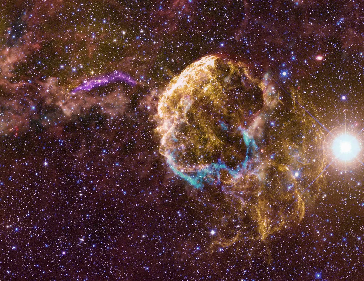 กล้อง Fermi ของ NASA ค้นพบซากซูเปอร์โนวาที่อาจเป็นดาวพี่น้องในระบบดาวคู่ โดยดาวดวงแรกระเบิดและส่งคู่ของมันกระเด็นไปในอวกาศก่อนจะระเบิดตามในอีกหลายหมื่นปีต่อมา ถือเป็นหลักฐานชิ้นสำคัญในการศึกษาวิวัฒนาการของดาวฤกษ์มวลมากและการเร่งอนุภาคพลังงานสูงในจักรวาล