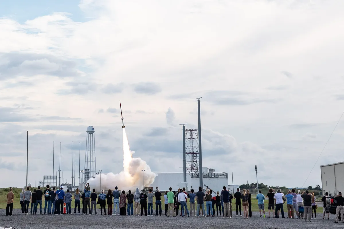 NASA เตรียมปล่อยจรวดวิจัยบรรยากาศจากศูนย์ปฏิบัติการวอลล็อปส์ เพื่อส่งการทดลองฝีมือนักศึกษาเกือบ 250 คนขึ้นสู่อวกาศภายใต้โครงการ RockSatX และ RockOn ถือเป็นครั้งแรกที่รวมทั้งสองโครงการไว้ในจรวดลำเดียวเพื่อสร้างประสบการณ์จริงให้แก่นักวิทยาศาสตร์รุ่นเยาว์