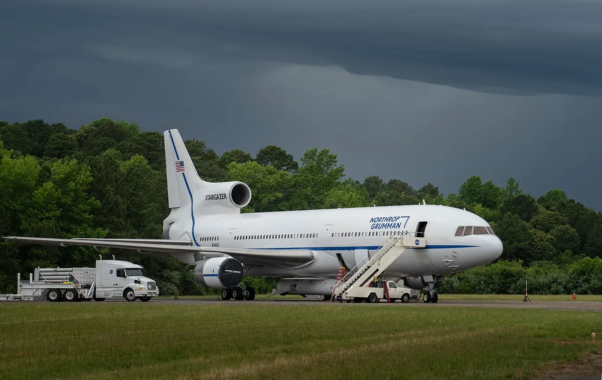NASA ร่วมกับพันธมิตรเตรียมส่งภารกิจ Swift Boost เพื่อยกระดับวงโคจรของหอสังเกตการณ์นีล เกอเรลส์ สวิฟต์ ป้องกันการตกลงสู่ชั้นบรรยากาศโลกจากผลกระทบของพายุสุริยะ พร้อมเปิดศักราชใหม่ของอุตสาหกรรมการซ่อมบำรุงดาวเทียมในอวกาศที่ไม่ได้ถูกออกแบบมาให้ซ่อมแซมได้ตั้งแต่แรก