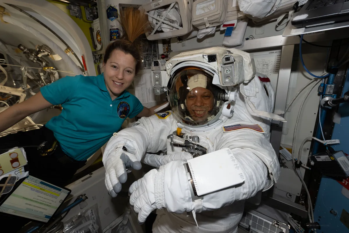 นักบินอวกาศ NASA คริส วิลเลียมส์ เตรียมความพร้อมขั้นสุดท้ายก่อนปฏิบัติภารกิจเดินอวกาศในวันที่ 30 มิถุนายนนี้ เพื่อซ่อมแซมระบบแขนกล Canadarm2 บนสถานีอวกาศนานาชาติ โดยได้รับการสนับสนุนจากวิศวกรการบินของ ESA ในการทดสอบชุดและระบบพยุงชีพที่สำคัญ