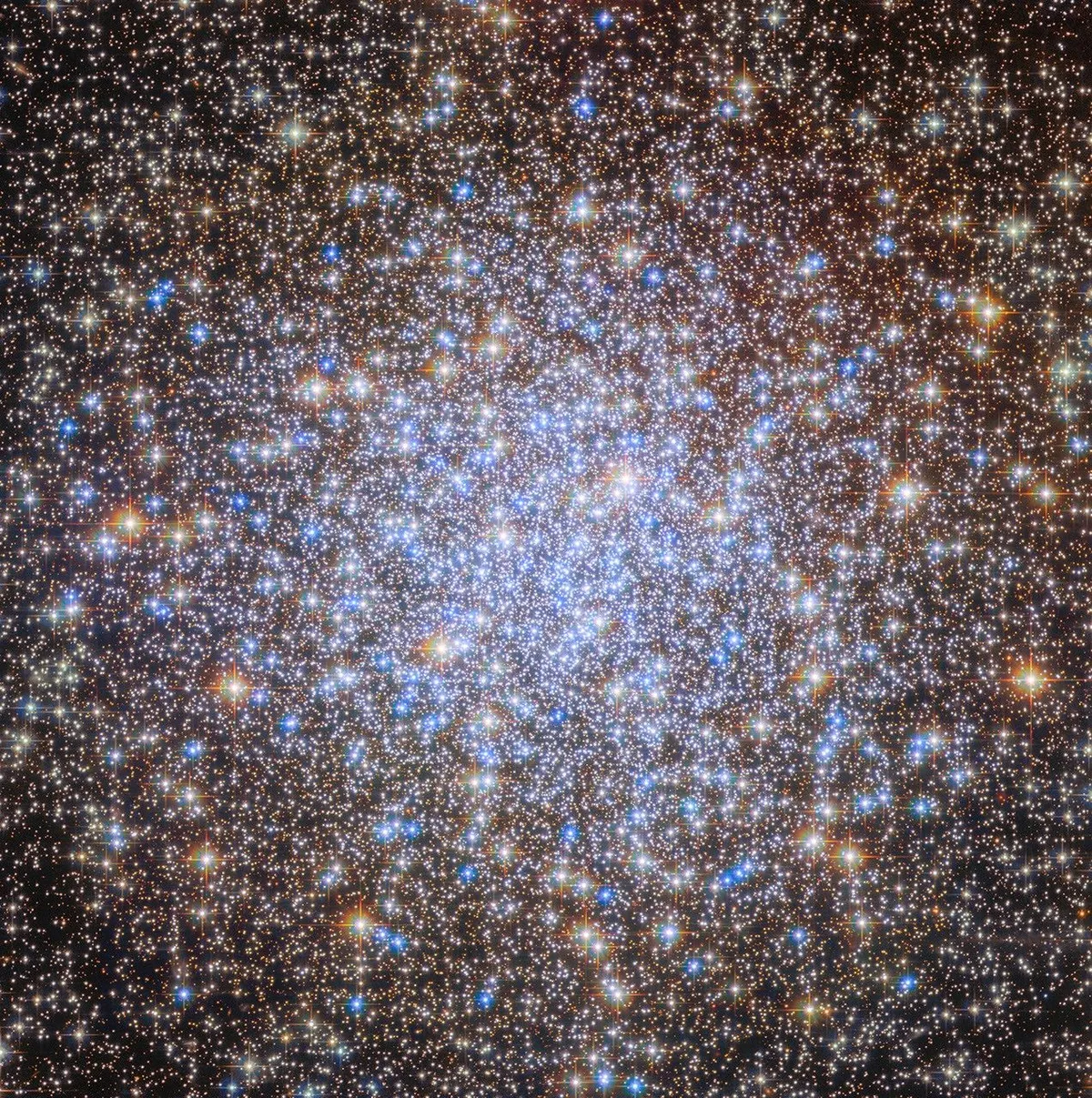 NASA เผยภาพกระจุกดาวทรงกลม NGC 6723 หรือ กระจุกดาวโคมระย้า ในกลุ่มดาวคนยิงธนู พบดวงดาวเก่าแก่อายุกว่า 1 หมื่นล้านปี ซึ่งอาจเป็นหนึ่งในโครงสร้างแรก ๆ ที่ก่อตัวขึ้นในกาแล็กซีทางช้างเผือกของเรา ช่วยให้นักดาราศาสตร์ศึกษาต้นกำเนิดของเอกภพได้ลึกซึ้งยิ่งขึ้น
