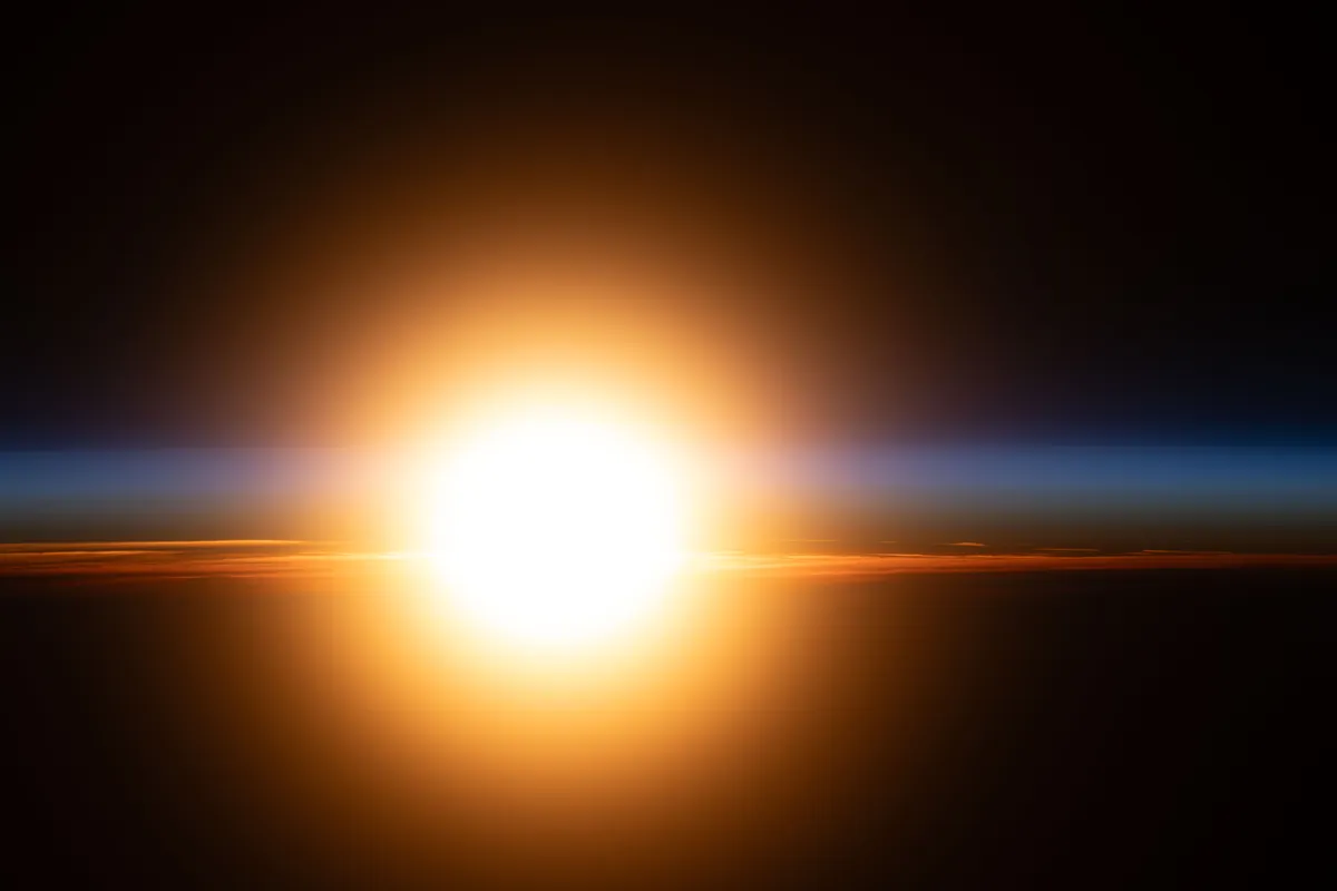 NASA เผยภาพถ่ายสุดประทับใจของแสงอรุณในวงโคจรเหนือเทือกเขาคอเคซัส บันทึกโดยนักบินอวกาศ Chris Williams จากสถานีอวกาศนานาชาติ (ISS) เผยความมหัศจรรย์ของโลกจากมุมมองอวกาศที่พบเห็นพระอาทิตย์ขึ้นและตกถึง 16 ครั้งในหนึ่งวัน