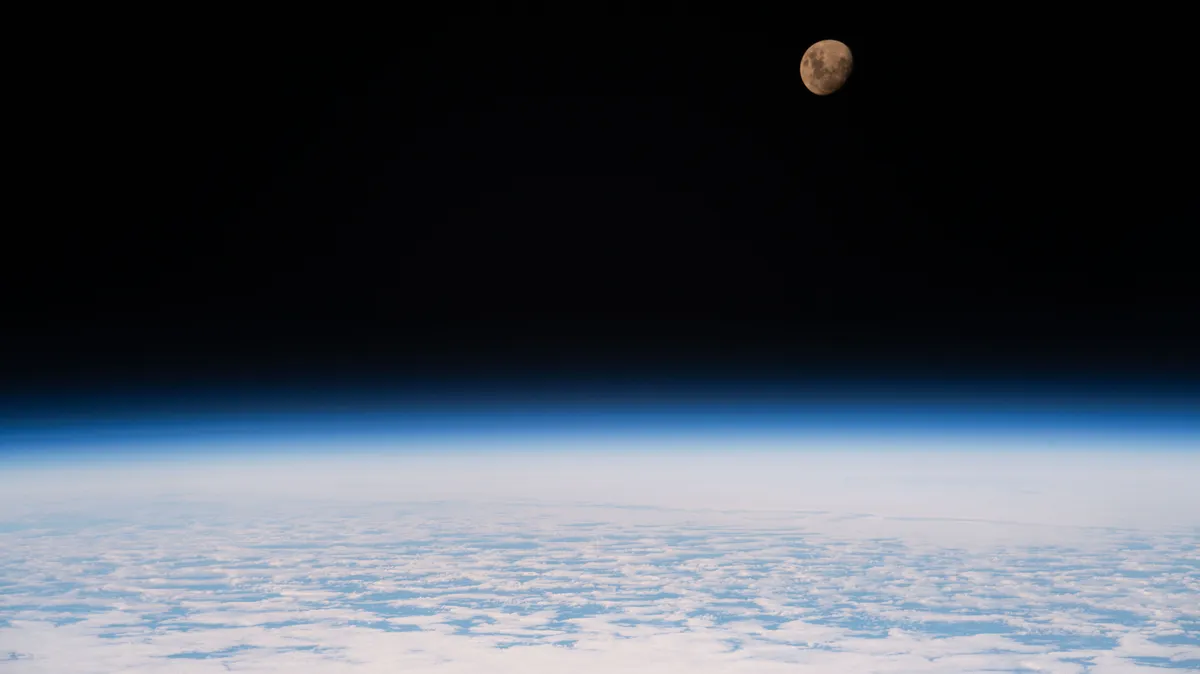 รายงานล่าสุดจาก NASA เผยภาพดวงจันทร์ข้างขึ้นแก่หรือ Waxing Gibbous ที่บันทึกได้จากสถานีอวกาศนานาชาติ ISS ขณะโคจรอยู่เหนือมหาสมุทรอินเดีย เผยความงามของแสงสีทองตัดกับความมืดมิดของอวกาศและชั้นบรรยากาศโลกสีฟ้าสดใสก่อนเข้าสู่ช่วงดวงจันทร์เต็มดวง
