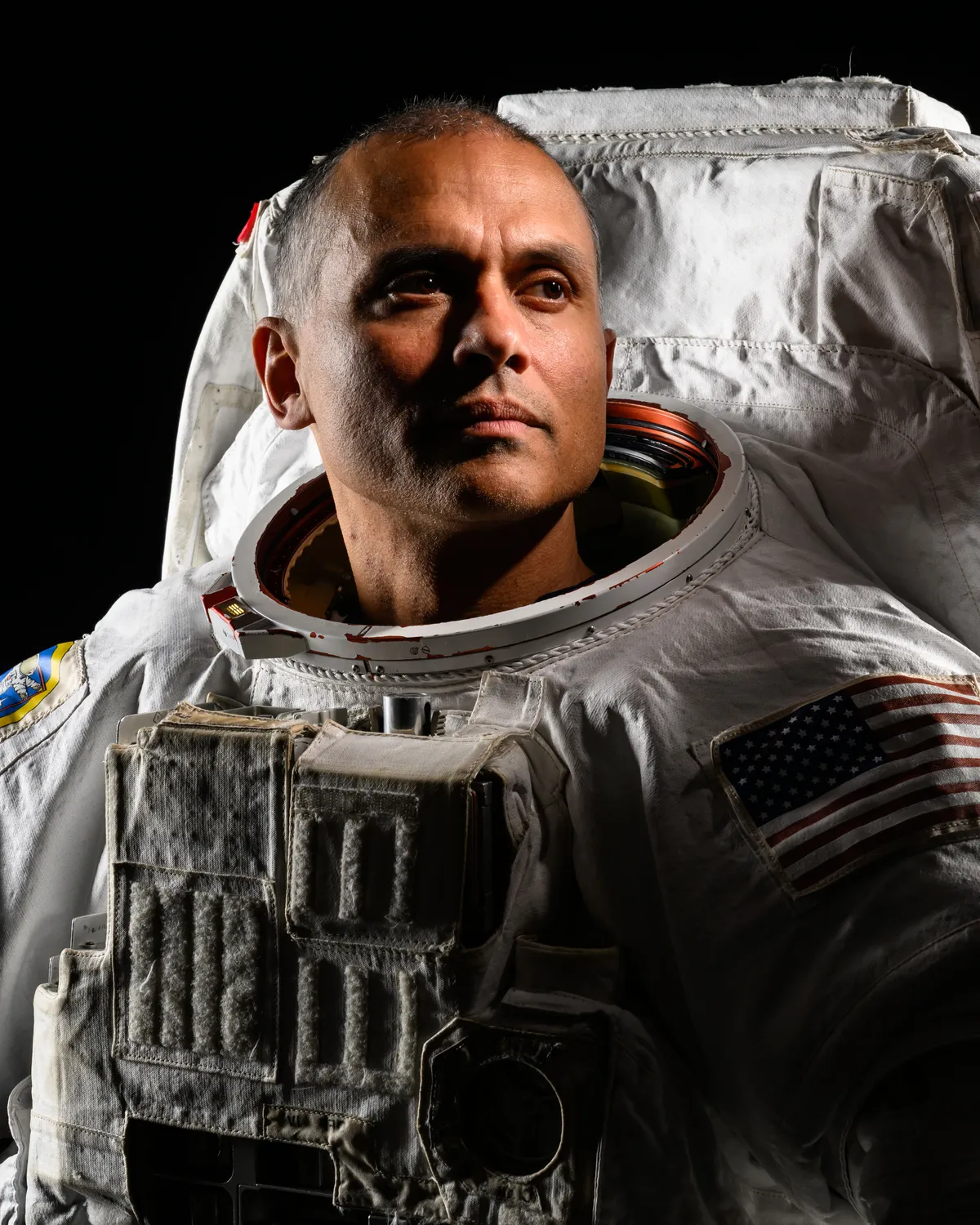 NASA เปิดตัวภาพพอร์ตเทรตทางการของนักบินอวกาศ อนิล เมนอน ก่อนกำหนดการปล่อยตัวสู่สถานีอวกาศนานาชาติ (ISS) ในวันที่ 14 กรกฎาคม 2026 นี้ โดยเขาจะเข้าร่วมปฏิบัติภารกิจกับทีม Expedition 74 เพื่อทำการวิจัยทางวิทยาศาสตร์และการสาธิตเทคโนโลยีขั้นสูง
