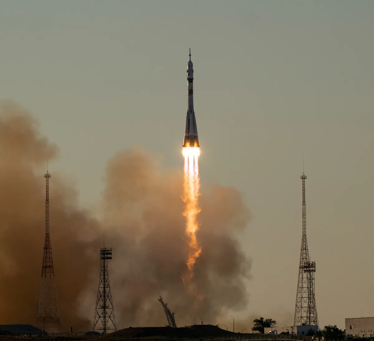 นักบินอวกาศ NASA อนิล เมนอน พร้อมนักบินอวกาศชาวรัสเซียอีก 2 ท่าน เดินทางถึงสถานีอวกาศนานาชาติ ISS ด้วยยาน Soyuz MS-29 เรียบร้อยแล้ว เพื่อเริ่มต้นภารกิจวิจัยด้านผลึกกึ่งตัวนำ การพิมพ์ชีวภาพ และเทคโนโลยี AI สำหรับการแพทย์ในอวกาศ ซึ่งจะช่วยปูทางสู่การสำรวจอวกาศในอนาคต