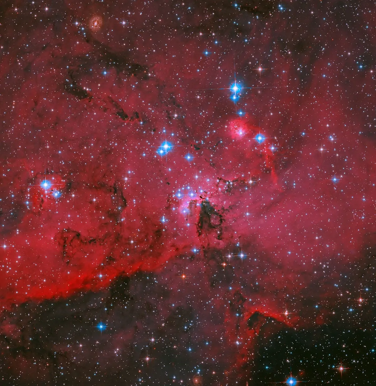 NASA เปิดภาพล่าสุดจากกล้องฮับเบิล เผยความงามของกลุ่มก๊าซสีแดงในเนบิวลา LH 95 แหล่งกำเนิดดาวฤกษ์เกิดใหม่ในกาแล็กซีบริวารเมฆแมกเจลแลนใหญ่ พบดาวฤกษ์ยักษ์สีน้ำเงินส่องสว่างท่ามกลางเมฆก๊าซที่ถูกความร้อนกระตุ้นจนเรืองแสงสวยงาม