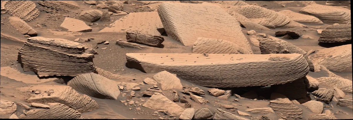 NASA เปิดเผยการค้นพบชั้นหินประหลาดใน Jawbone Canyon บนดาวอังคาร ซึ่งเป็นหลักฐานของพายุทรายมหาโหดเมื่อหลายพันล้านปีก่อนที่พัดแรงจนทำให้ทรายทับถมซ้อนกันเป็นชั้นปีนป่าย (Climbing wind ripple strata) ถือเป็นครั้งแรกที่พบปรากฏการณ์นี้บนดาวเคราะห์แดง