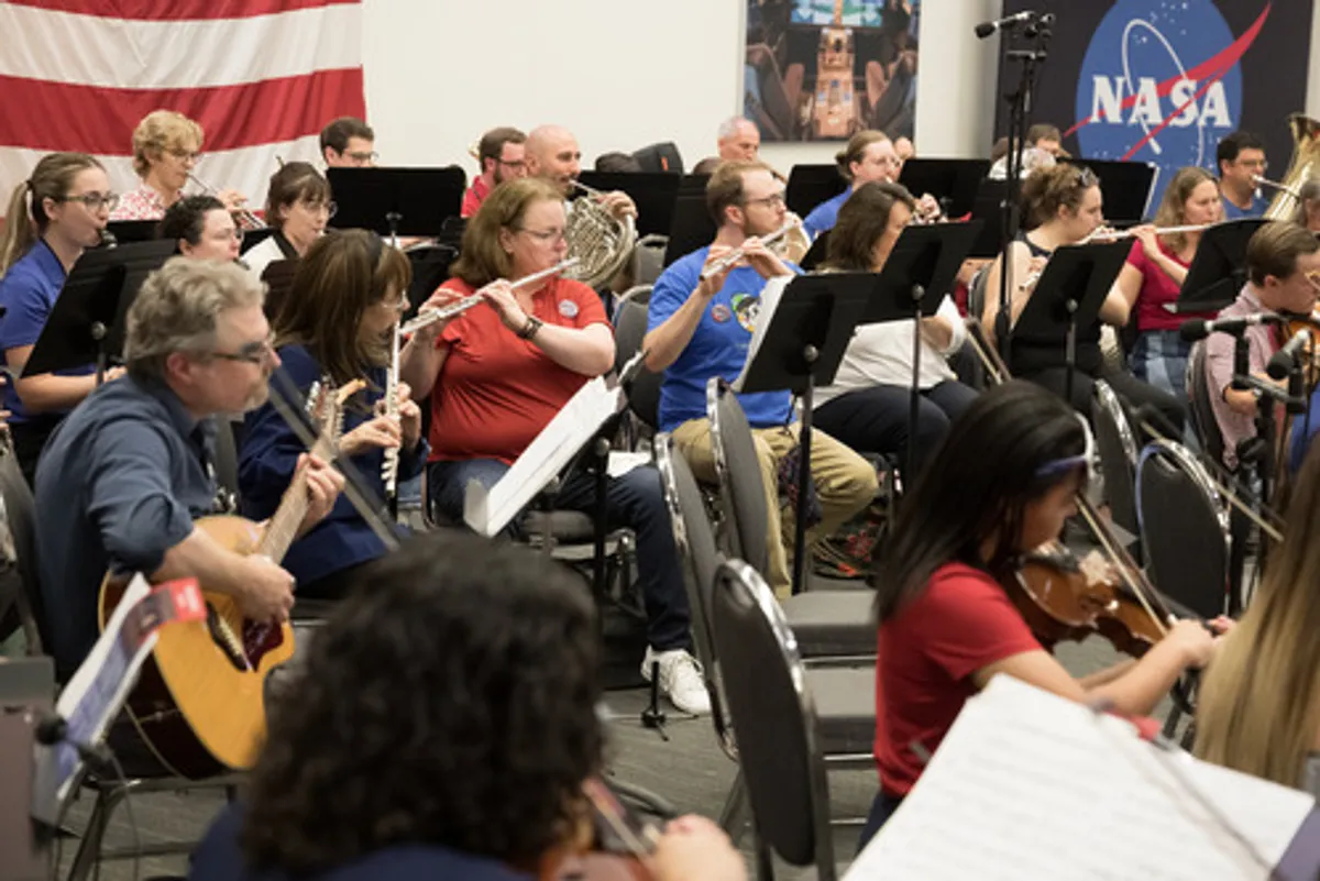 NASA Langley จัดกิจกรรม Symphony Under the Stars เพื่อเฉลิมฉลองวาระครบรอบ 250 ปีการก่อตั้งสหรัฐฯ และครบรอบ 109 ปีของศูนย์วิจัย ผ่านการแสดงออร์เคสตราที่ผสมผสานระหว่างพนักงาน NASA และเยาวชน สร้างความประทับใจด้วยบทเพลงรักชาติและเพลงที่ได้รับแรงบันดาลใจจากอวกาศ
