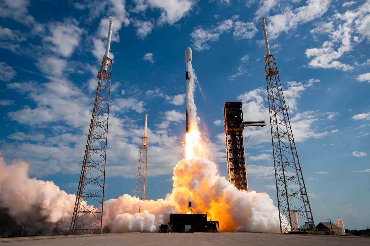 NASA สนับสนุนการส่งหุ่นยนต์ซ่อมดาวเทียม RSGS ขึ้นสู่วงโคจรค้างฟ้าด้วยจรวด SpaceX Falcon 9 เพื่อตรวจสอบและติดตั้งอุปกรณ์ยืดอายุการใช้งานดาวเทียมในอวกาศ ถือเป็นก้าวสำคัญของเทคโนโลยีหุ่นยนต์อวกาศที่ช่วยลดต้นทุนและเพิ่มประสิทธิภาพในการบริหารจัดการดาวเทียมเดิมที่มีอยู่