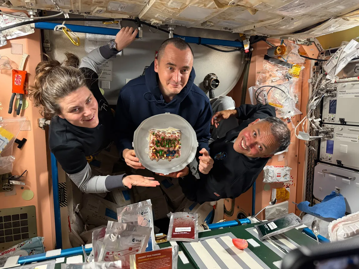 NASA รายงานความสำเร็จในการต้อนรับลูกเรือชุดใหม่สู่สถานีอวกาศนานาชาติ (ISS) นำโดย Anil Menon นักบินอวกาศชาวอเมริกัน พร้อมวิศวกรการบินจาก Roscosmos เพื่อปฏิบัติภารกิจวิจัยทางวิทยาศาสตร์และการใช้ชีวิตในอวกาศเป็นเวลา 8 เดือนครึ่ง