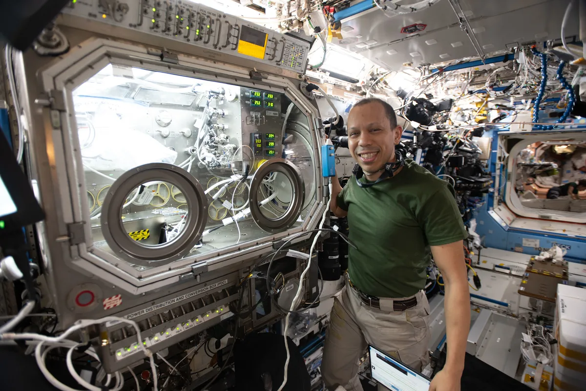 รายงานล่าสุดระบุว่า NASA เตรียมจัดแถลงข่าวสรุปผลภารกิจของ Chris Williams หลังปฏิบัติหน้าที่นานกว่า 8 เดือนบนสถานีอวกาศนานาชาติ โดยครอบคลุมทั้งงานวิจัยรักษามะเร็ง การผลิตวัสดุขั้นสูงในอวกาศ และการซ่อมแซมสถานีที่น่าตื่นเต้นผ่านการออกไปปฏิบัติงานนอกตัวยาน
