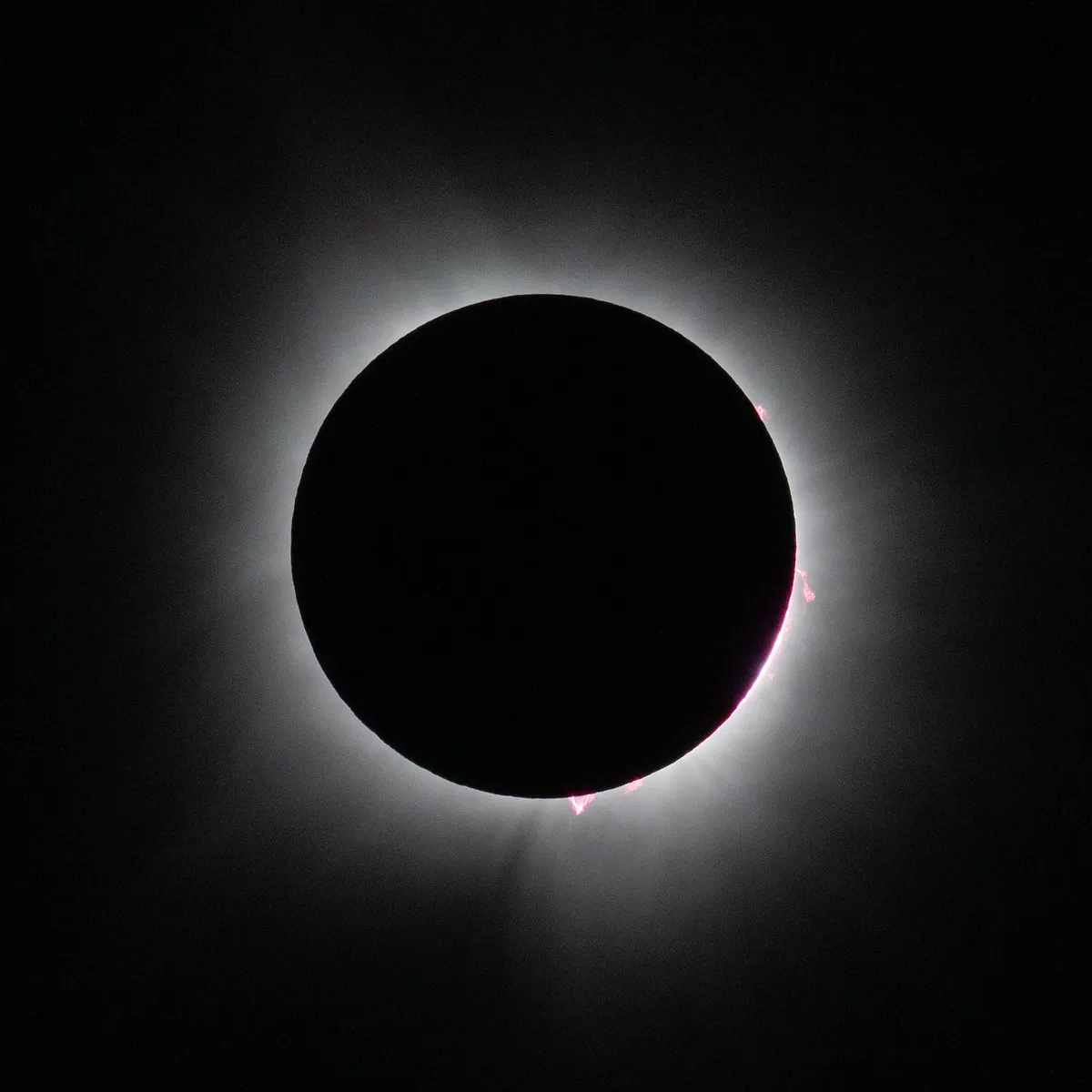 NASA เตรียมถ่ายทอดสดปรากฏการณ์สุริยุปราคาเต็มดวงในวันที่ 12 สิงหาคม 2026 ครอบคลุมพื้นที่กรีนแลนด์ ไอซ์แลนด์ และสเปน พร้อมจัดทีมสำรวจทางวิทยาศาสตร์ผ่านเครื่องบินวิจัยเพดานบินสูงและการปล่อยบอลลูนเพื่อศึกษาผลกระทบต่อชั้นบรรยากาศโลก