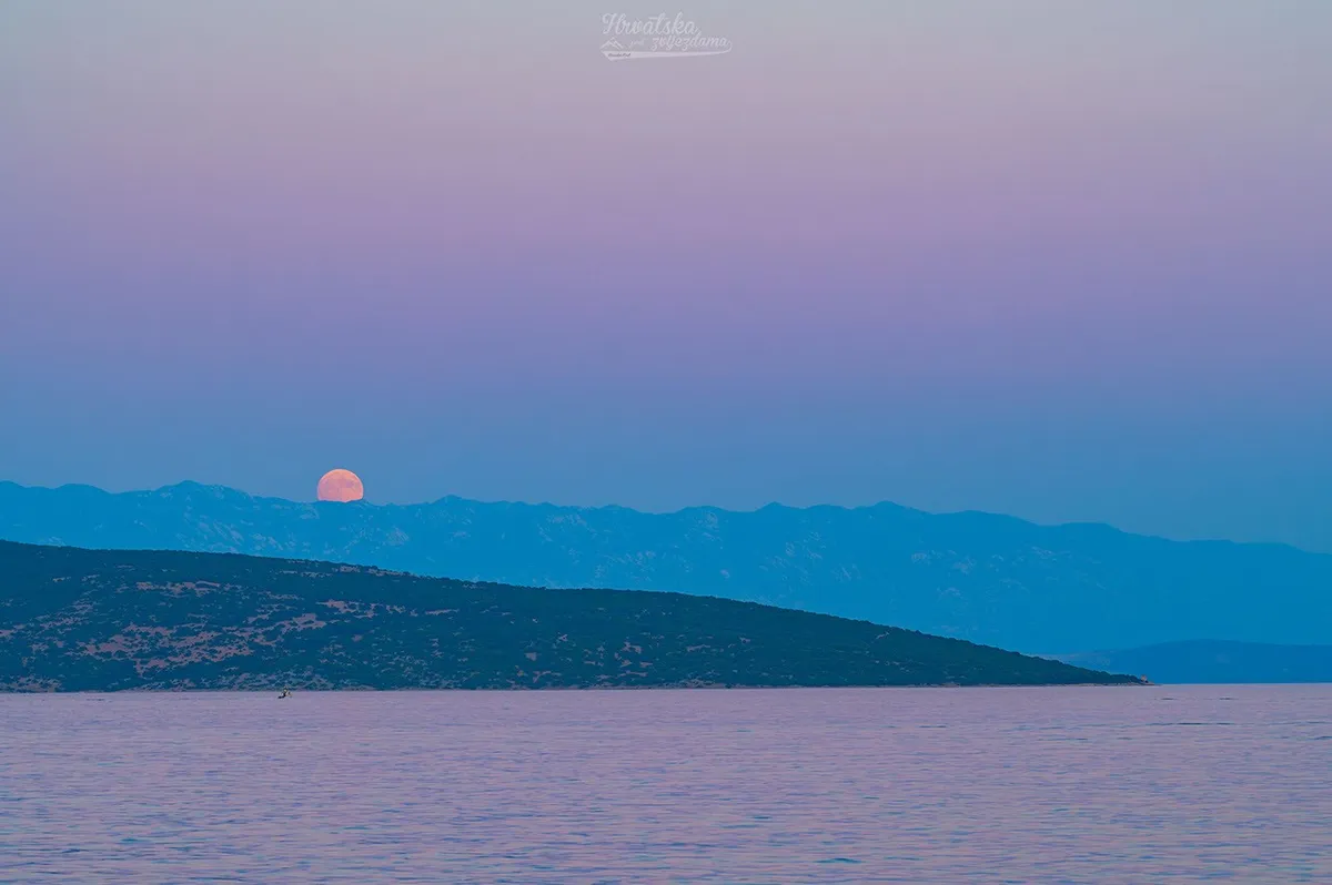 ชมภาพดาราศาสตร์ประจำวันจาก NASA กับปรากฏการณ์ดวงจันทร์กวางตัวผู้หรือ Buck Moon ขณะกำลังขึ้นเหนือขอบฟ้าที่เกาะ Krk ประเทศโครเอเชีย พร้อมปรากฏการณ์ทางแสงอย่างแถบวีนัสและเงาของโลกที่ตัดกันอย่างสวยงามในบรรยากาศยามเย็นของทะเลเอเดรียติก