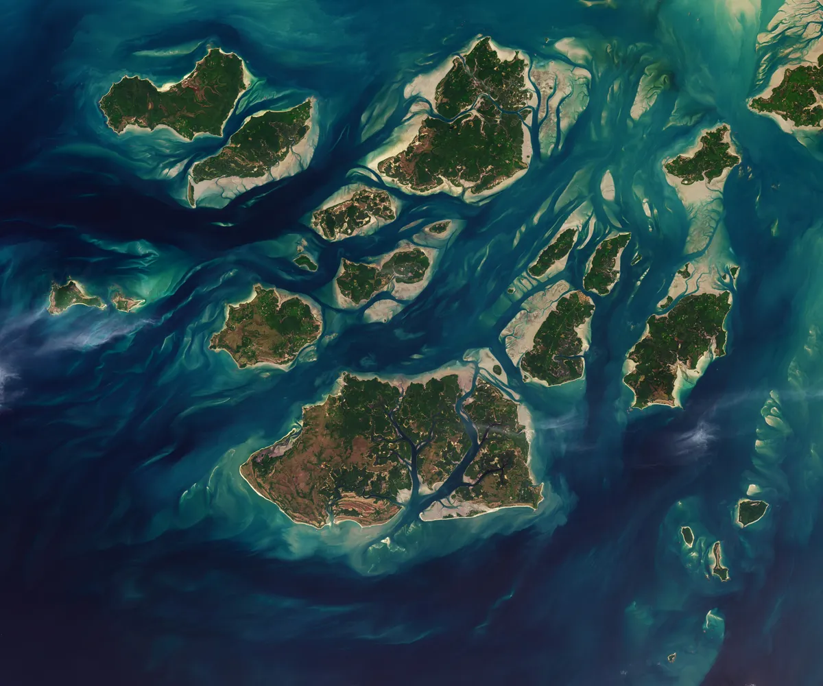 รายงานล่าสุดจาก NASA และ USGS เผยภาพถ่ายดาวเทียมของหมู่เกาะ Bijagós ที่แสดงให้เห็นการเปลี่ยนแปลงทางภูมิศาสตร์อันน่าทึ่ง เมื่ออิทธิพลของน้ำขึ้นน้ำลงทำให้เกาะและดินดอนทรายขยายขนาดและหดตัวลงสลับกันไปในแต่ละวัน พร้อมเป็นแหล่งที่อยู่อาศัยสำคัญของสิ่งมีชีวิตหลากหลายสายพันธุ์