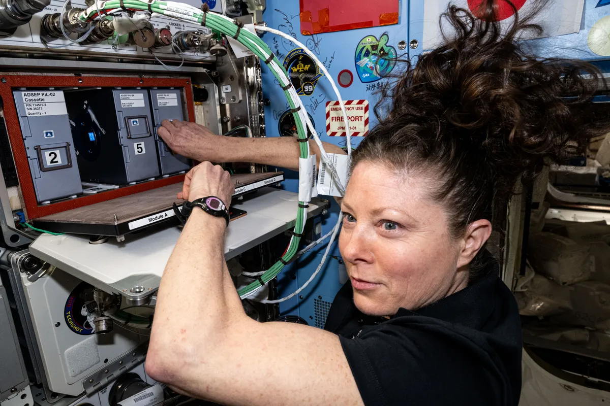 รายงานล่าสุดจาก NASA เปิดเผยถึงการใช้ห้องปฏิบัติการจิ๋ว ADSEP ที่ทำงานแบบอัตโนมัติบนสถานีอวกาศนานาชาติ เพื่อช่วยให้นักบินอวกาศประหยัดเวลาและสามารถทำการวิจัยที่ซับซ้อน เช่น การเพาะผลึกยาต้านมะเร็งและการศึกษาจุลินทรีย์ในสภาวะไมโครกราวิตี้ได้พร้อมกันหลายโครงการ
