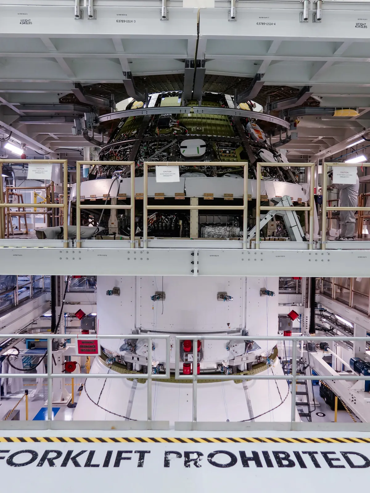NASA บรรลุความสำเร็จอีกขั้นในภารกิจ Artemis III ด้วยการประกอบโมดูลลูกเรือและโมดูลบริการของยาน Orion เข้าด้วยกันที่ศูนย์อวกาศเคนเนดี เพื่อเตรียมพร้อมสำหรับการเดินทางสู่ดวงจันทร์และการทดสอบระบบร่อนลงจอดเชิงพาณิชย์ในอนาคตอันใกล้
