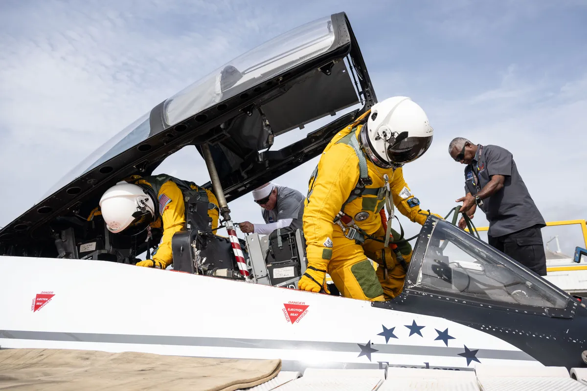 รายงานล่าสุดจาก NASA เผยภาพการฝึกซ้อมของ Adam Fuhrmann ว่าที่นักบินอวกาศบนเครื่องบิน WB-57 เพื่อเตรียมความพร้อมสำหรับการปฏิบัติงานในสภาวะความกดอากาศต่ำและการใช้ชุดนักบินอวกาศในภารกิจห้วงอวกาศลึกและสถานีอวกาศนานาชาติในอนาคต