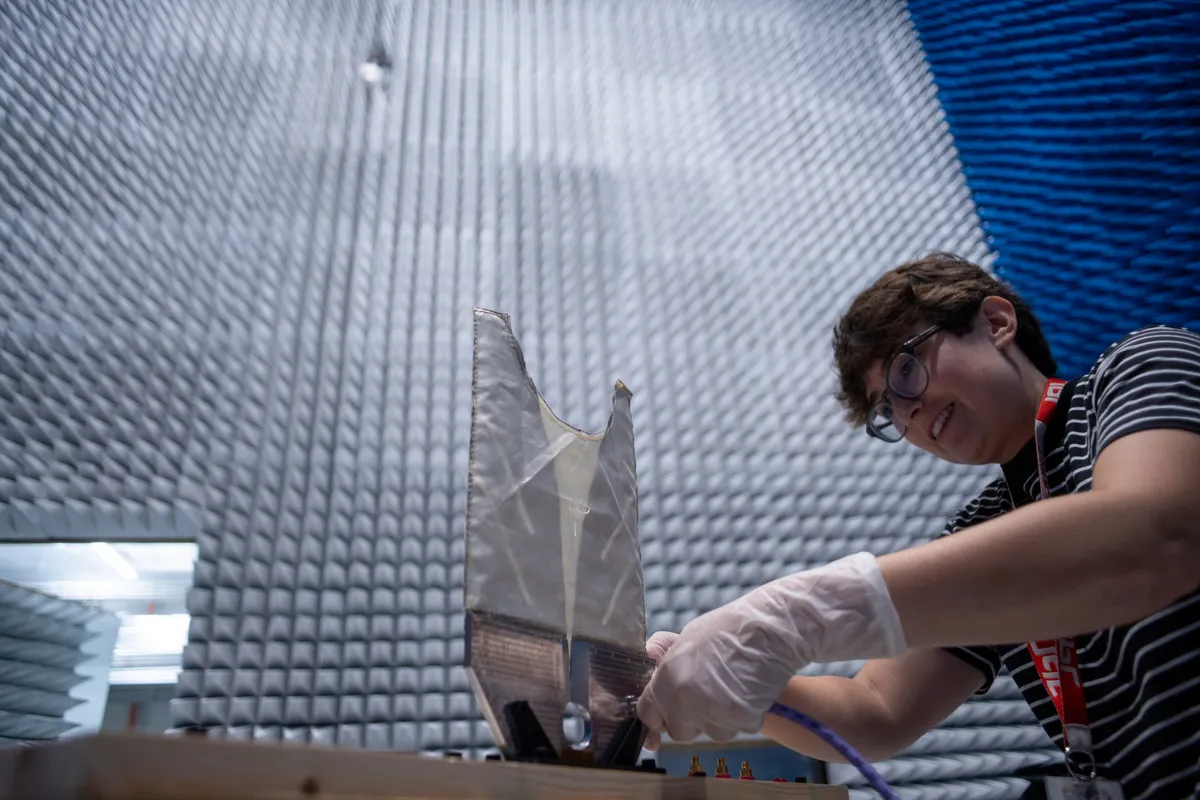 NASA เร่งทดสอบระบบสายอากาศสำหรับภารกิจ SkyFall ที่ห้องปฏิบัติการ JPL โดยภารกิจนี้จะใช้อากาศยาน 3 ลำสำรวจดาวอังคารทางอากาศ สานต่อความสำเร็จจาก Ingenuity เพื่อเก็บข้อมูลธรณีวิทยาด้วยเรดาร์ทะลุทะลวงพื้นดิน มีกำหนดปล่อยตัวปลายปี 2028