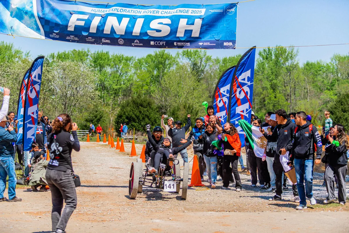 นักเรียนในการแข่งขัน Human Exploration Rover Challenge ปี 2025