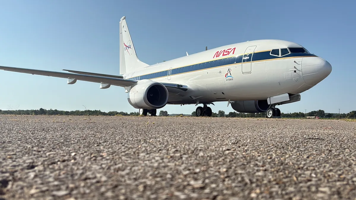 รายงานล่าสุดเผยโฉมเครื่องบิน Boeing 737 ของ NASA ในรูปลักษณ์ใหม่หลังเสร็จสิ้นการทำสี เครื่องบินลำนี้ถูกปรับแต่งเพื่อใช้ทดสอบสภาวะแรงโน้มถ่วงต่ำ โดยมีบทบาทสำคัญในการเตรียมความพร้อมนักบินอวกาศสำหรับโครงการ Artemis เพื่อไปเหยียบดวงจันทร์อีกครั้ง