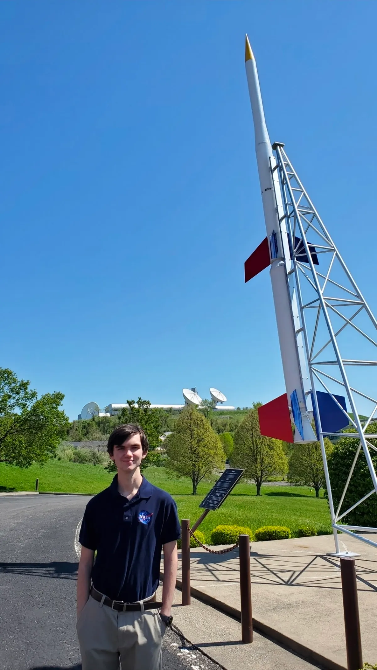 Fletcher Newell ยืนหน้าศูนย์ NASA IV&V สมัยเป็นเด็กฝึกงาน