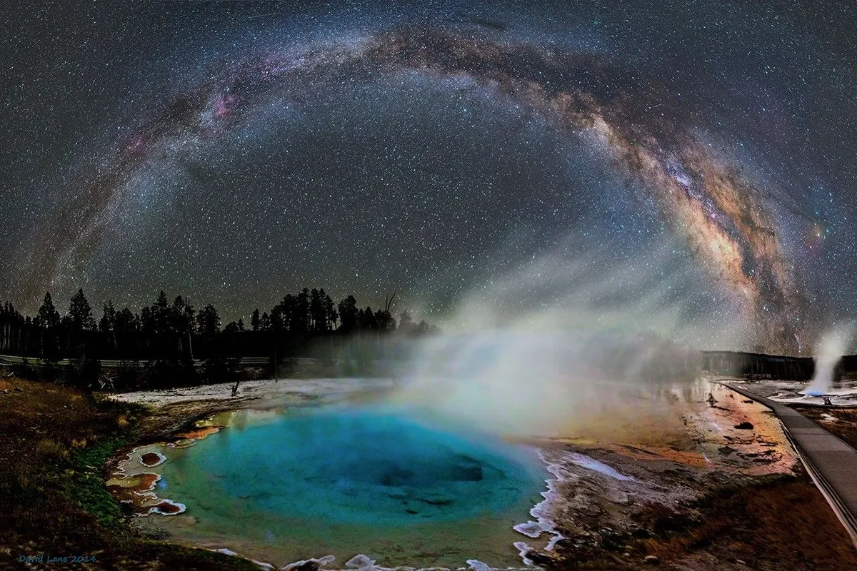 รายงานล่าสุดจาก NASA เผยภาพทัศนียภาพอันน่าทึ่งเมื่อทางช้างเผือกพาดผ่านเหนืออุทยานแห่งชาติเยลโลว์สโตน สะท้อนความงดงามของบ่อน้ำร้อนไซเล็กซ์สปริงที่มีสีสันจากแบคทีเรียท่ามกลางไอน้ำจากพลังงานใต้พิภพ เผยความเชื่อมโยงระหว่างโลกและจักรวาลได้อย่างมหัศจรรย์