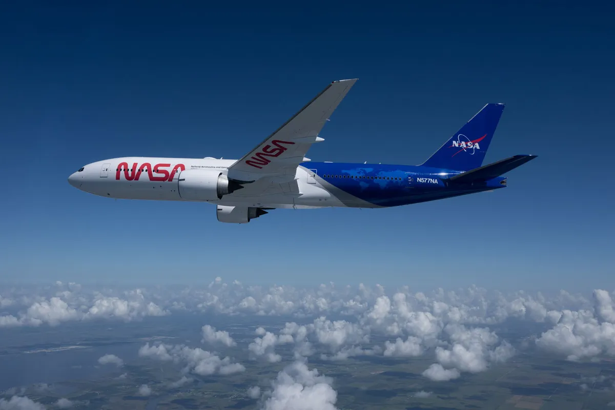 เผยโฉมลวดลายใหม่! NASA ปรับโฉม Boeing 777 เตรียมส่งปฏิบัติหน้าที่ห้องปฏิบัติการลอยฟ้าประสิทธิภาพสูงในปี 2027 เพื่อสานต่อภารกิจศึกษาโลกและพัฒนานวัตกรรมอวกาศต่อจากเครื่องบินรุ่น DC-8 ที่ปลดระวางไป