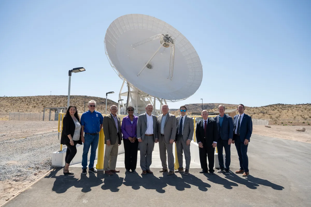 คณะผู้บริหาร NASA และ JPL ถ่ายภาพร่วมกันหน้าเสาอากาศใหม่