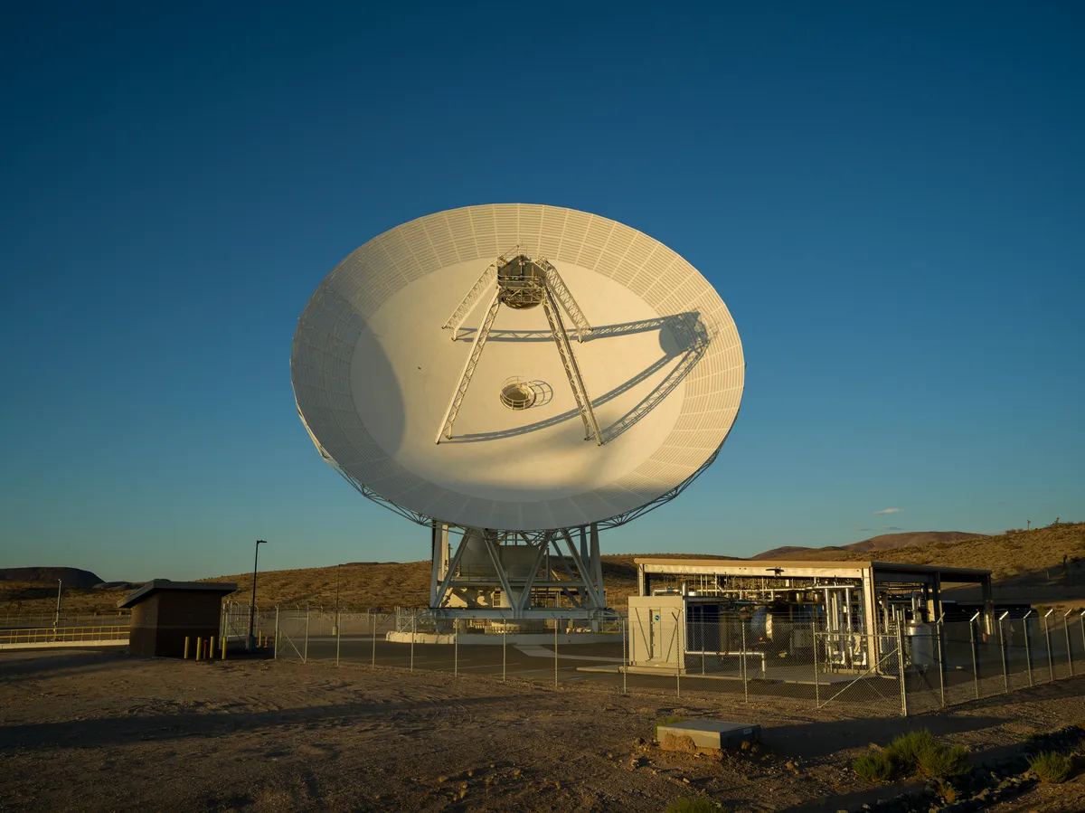 เสาอากาศ DSS-23 ตั้งตระหง่านอยู่กลางทะเลทรายแคลิฟอร์เนีย