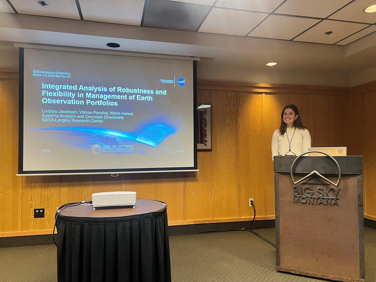 Lindsey Jacobson นำเสนองานของทีม NESSIE ในการจัดการพอร์ตโฟลิโอภารกิจสำรวจโลก ณ งานประชุม IEEE Aerospace Conference 2025