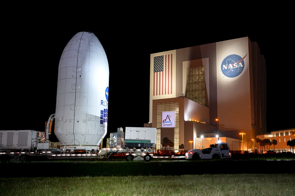 รายงานจาก NASA เผยภาพการเคลื่อนย้ายกล้องโทรทรรศน์อวกาศแนนซี เกรซ โรมัน เข้าสู่โรงเก็บของ SpaceX ณ ศูนย์อวกาศเคนเนดี เพื่อเตรียมติดตั้งกับจรวด Falcon Heavy ก่อนทะยานสู่ห้วงอวกาศในวันที่ 30 สิงหาคม 2026 เพื่อปฏิบัติภารกิจไขความลับพลังงานมืดและสสารมืดในเอกภพ