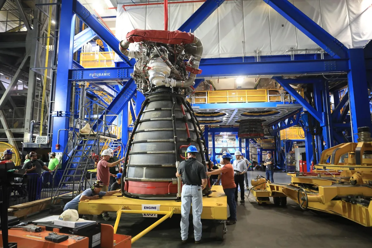 NASA เริ่มกระบวนการติดตั้งเครื่องยนต์ RS-25 จำนวน 4 เครื่องเข้ากับจรวด SLS สำหรับภารกิจ Artemis III ในปี 2027 โดยเครื่องยนต์เหล่านี้มีประวัติศาสตร์อันยาวนานตั้งแต่ยุคกระสวยอวกาศ รวมถึงเคยนำ John Glenn วีรบุรุษอวกาศกลับสู่วงโคจรมาแล้ว
