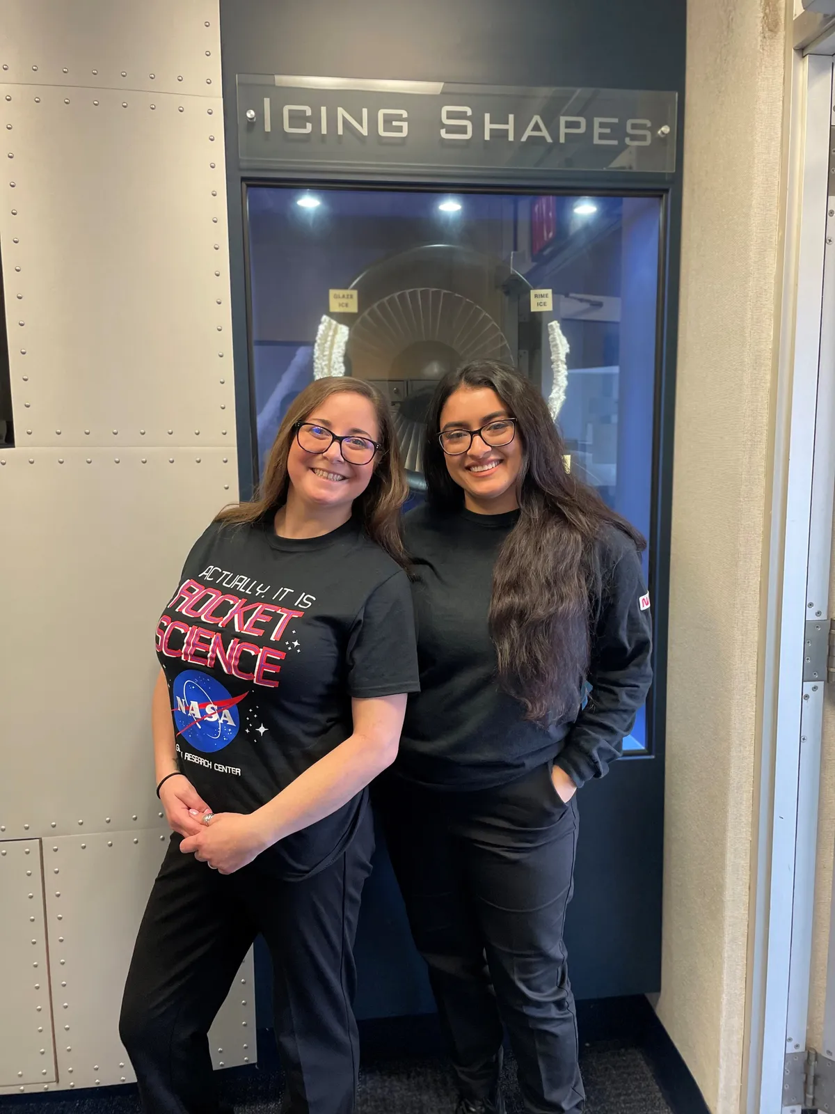 Kim Alexander และ Ashley Rodriguez นักศึกษาฝึกงานของ NASA ในวันแรกของการทำงาน