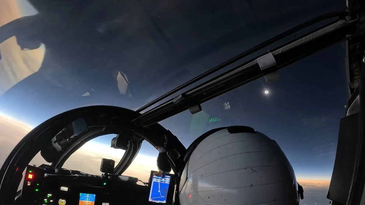 องค์การ NASA ส่งเครื่องบินวิจัยเพดานบินสูง WB-57F ทะยานสู่ระดับความสูง 50,000 ฟุต เพื่อไล่ล่าเงาของดวงจันทร์และสังเกตการณ์สุริยุปราคาเต็มดวงเหนือชั้นบรรยากาศ เผยให้เห็นภาพโคโรนาและกลุ่มดาวเคราะห์ที่ส่องสว่างท่ามกลางท้องฟ้าสีดำสนิท