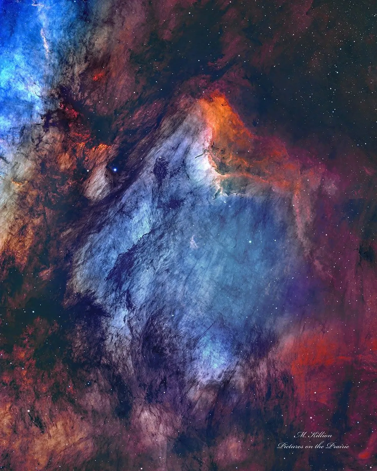 รายงานล่าสุดจาก NASA เผยภาพถ่าย เนบิวลาเพลิกัน หรือ IC 5070 ที่แสดงให้เห็นการปะทะกันระหว่างพลังงานจากดาวฤกษ์เกิดใหม่และกลุ่มก๊าซเย็น เผยรายละเอียดของฝุ่นมืดและโครงสร้างก๊าซที่กำลังวิวัฒนาการไปสู่รูปร่างใหม่ในอีกหลายล้านปีข้างหน้า