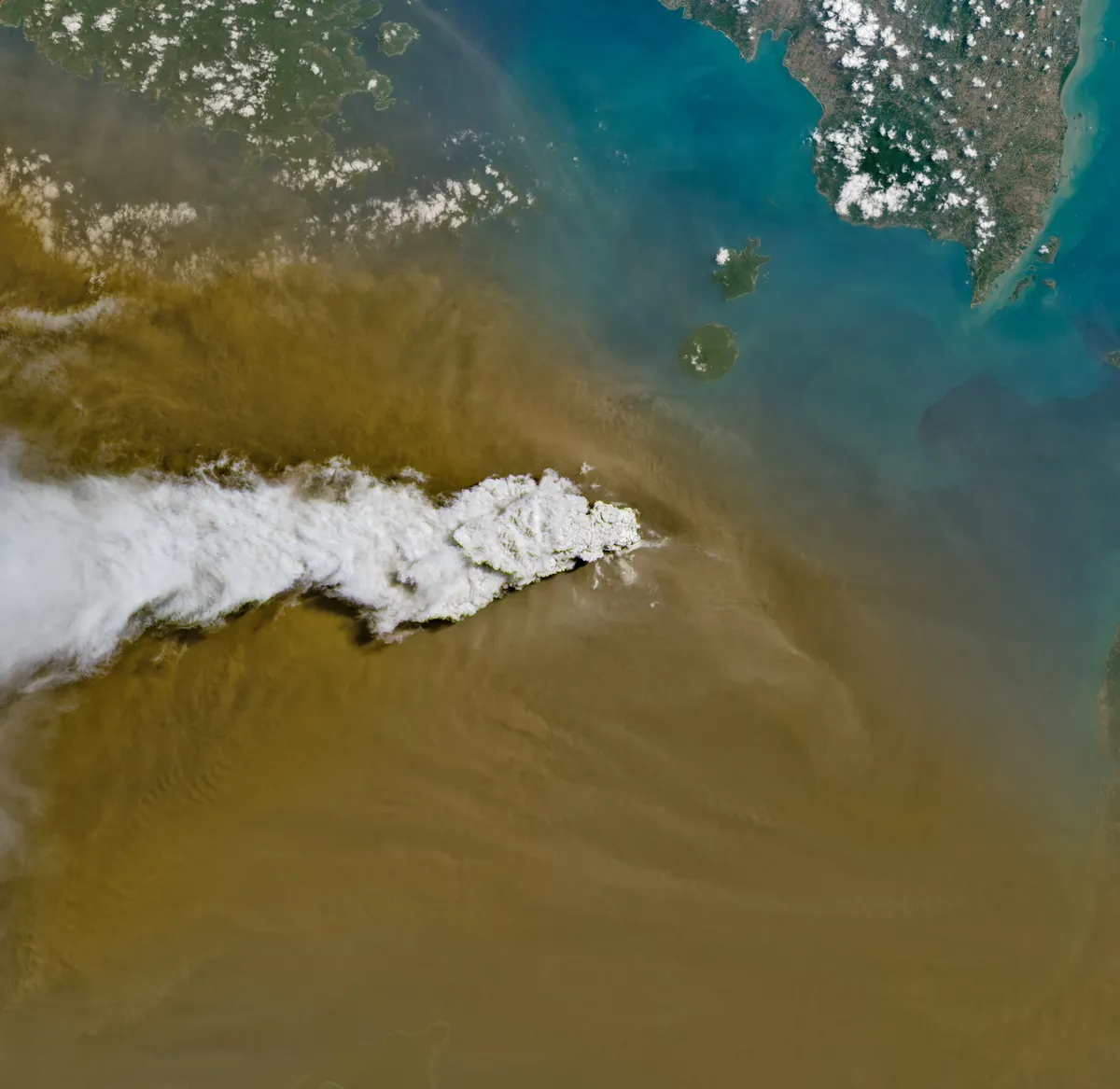รายงานล่าสุดจาก NASA เผยภาพถ่ายดาวเทียม Landsat 8 แสดงการปะทุครั้งใหญ่ของภูเขาไฟอานัก กรากะตัว ในอินโดนีเซีย ซึ่งพ่นก๊าซและเถ้าถ่านปกคลุมชั้นบรรยากาศนานกว่า 24 ชั่วโมง ส่งผลกระทบต่อคุณภาพอากาศในกรุงจาการ์ตาและเที่ยวบินนับพันต้องหยุดชะงัก