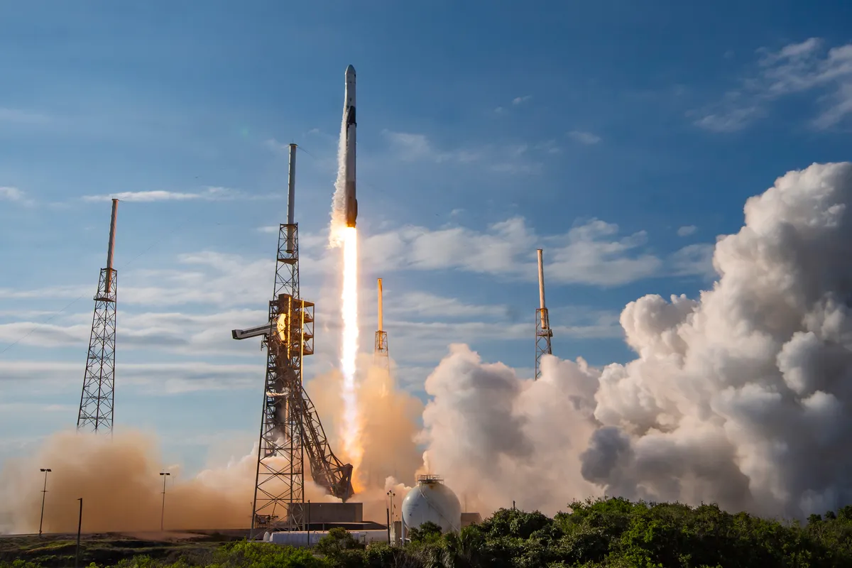 รายงานภารกิจล่าสุดของ NASA และ SpaceX ในการเตรียมส่งยาน Dragon บรรทุกงานวิจัยล้ำสมัย ทั้งเรตินาเทียมและแผงโซลาร์เซลล์ IROSA สู่สถานีอวกาศนานาชาติ เพื่อวางรากฐานการสำรวจอวกาศระยะยาวในโครงการอาร์เทมิส