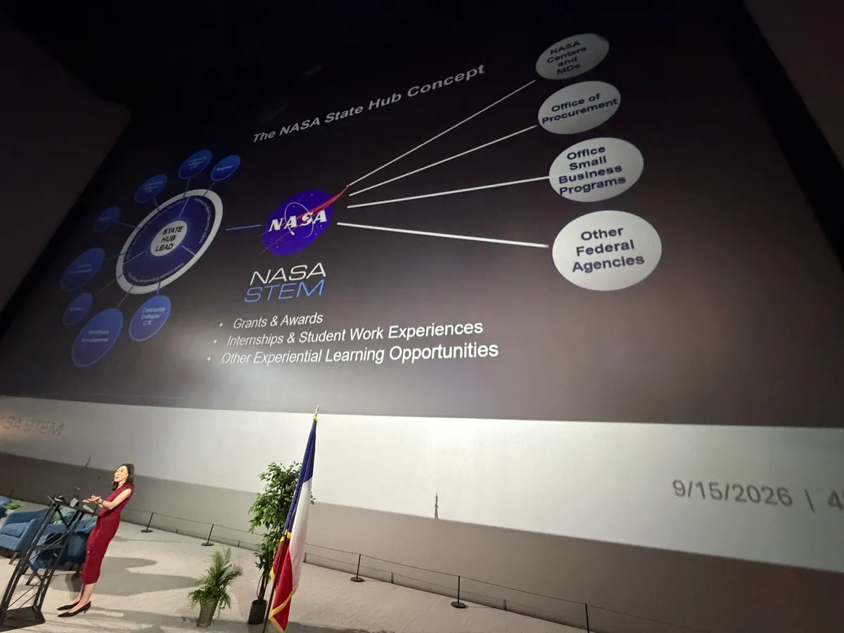 Elaine Ho กำลังกล่าวสุนทรพจน์แก่ผู้นำโครงการและพันธมิตรที่ Space Center Houston