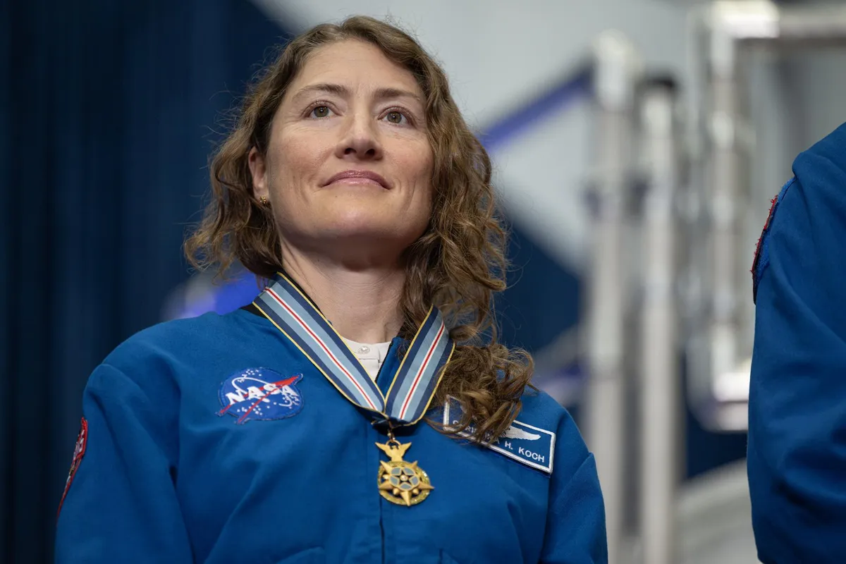 รายงานล่าสุดระบุว่า Christina Koch นักบินอวกาศจากภารกิจ Artemis II เตรียมพบปะแฟนกีฬา NFL ในฟิลาเดลเฟีย เพื่อสร้างแรงบันดาลใจและแบ่งปันประสบการณ์การเดินทางรอบดวงจันทร์ พร้อมชมนวัตกรรมอวกาศล่าสุดจาก NASA ในกิจกรรม Inspiration Tour เพื่อตอกย้ำความเป็นผู้นำด้านอวกาศของสหรัฐฯ
