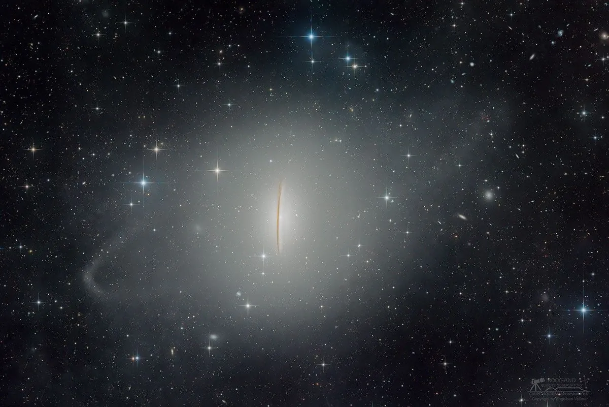 รายงานล่าสุดจากการวิเคราะห์ภาพถ่ายเชิงลึกของกาแล็กซี Sombrero หรือ M104 เผยให้เห็นโครงสร้าง กระแสธารดารา และฮาโลที่ซ่อนอยู่ ซึ่งเป็นหลักฐานสำคัญของอดีตอันรุนแรงจากการพุ่งชนและรวมตัวกันของกาแล็กซีขนาดเล็กในอดีต